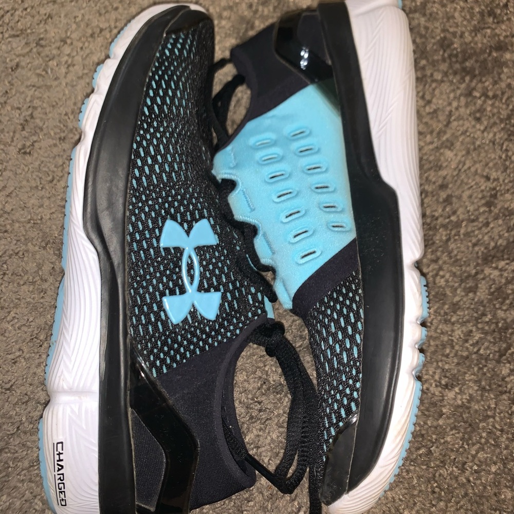 Women’s UA shoes